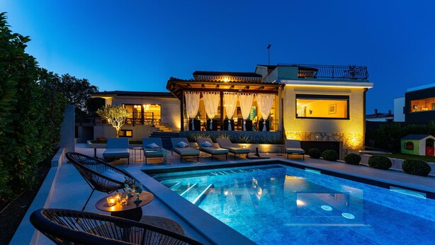 A modern poolside area with lounge chairs, a swimming pool, and a building with a bar area. - Gorgeous home in Biograd na moru with sauna (Biograd na moru)