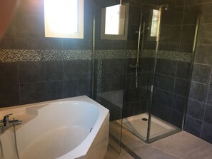 Bañera con ducha, papel higiénico