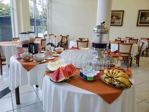 Free daily self-serve breakfast - Imperador Hotel (Poços de Caldas)