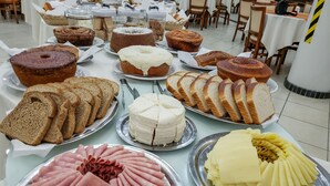 Desayuno autoservicio gratuito y diario