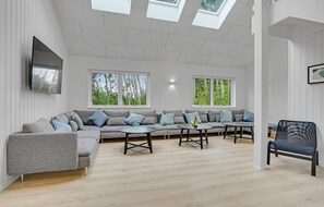 Een televisie, een open haard en een tafeltennistafel