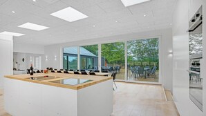 Una cocina moderna con una isla central, ventanas amplias y vistas al exterior.