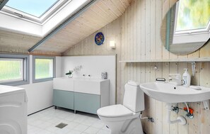 Shower - Stunning home in Strøby with WiFi (Strøby)