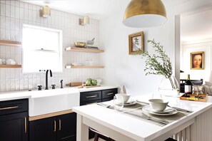 Réfrigérateur, four à micro-ondes, un four, surface de cuisson