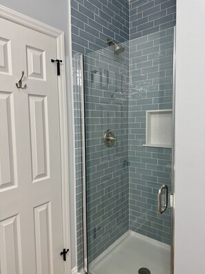 Combined shower/bathtub, hair dryer, towels - Bermuda Trace | Oceanfront 5BR/5BA · Direct Beach Access · Pool · Sleeps 16 (Ocean Isle Beach)