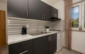 Kühlschrank, Herdplatte, Kochgeschirr/Geschirr/Besteck