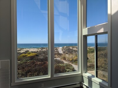 BEACHFRONT Property with Room for Everyone