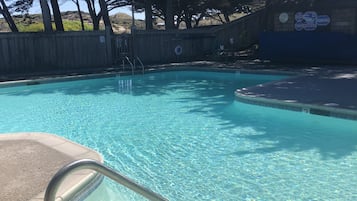 Una piscina al aire libre, una piscina climatizada