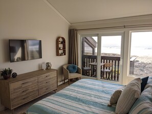 4 soverom, skrivebord, strykejern/-brett og reiseseng for barn