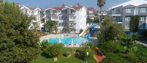 Piscine extérieure (ouverte en saison), parasols de plage