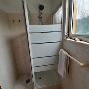 Dusche, Haartrockner, Handtücher, Seife