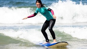 A person surfing on a wave. - Vivenda Unifamiliar (Charneca de Caparica)