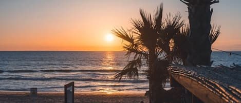 Una spiaggia nelle vicinanze