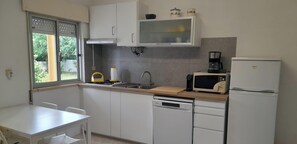 Réfrigérateur, four à micro-ondes, surface de cuisson, lave-vaisselle