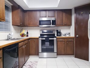 Kühlschrank, Mikrowelle, Ofen, Geschirrspüler