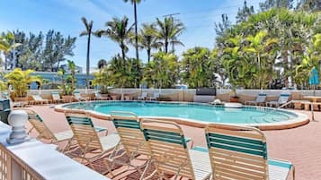 Utendørsbasseng og et oppvarmet basseng