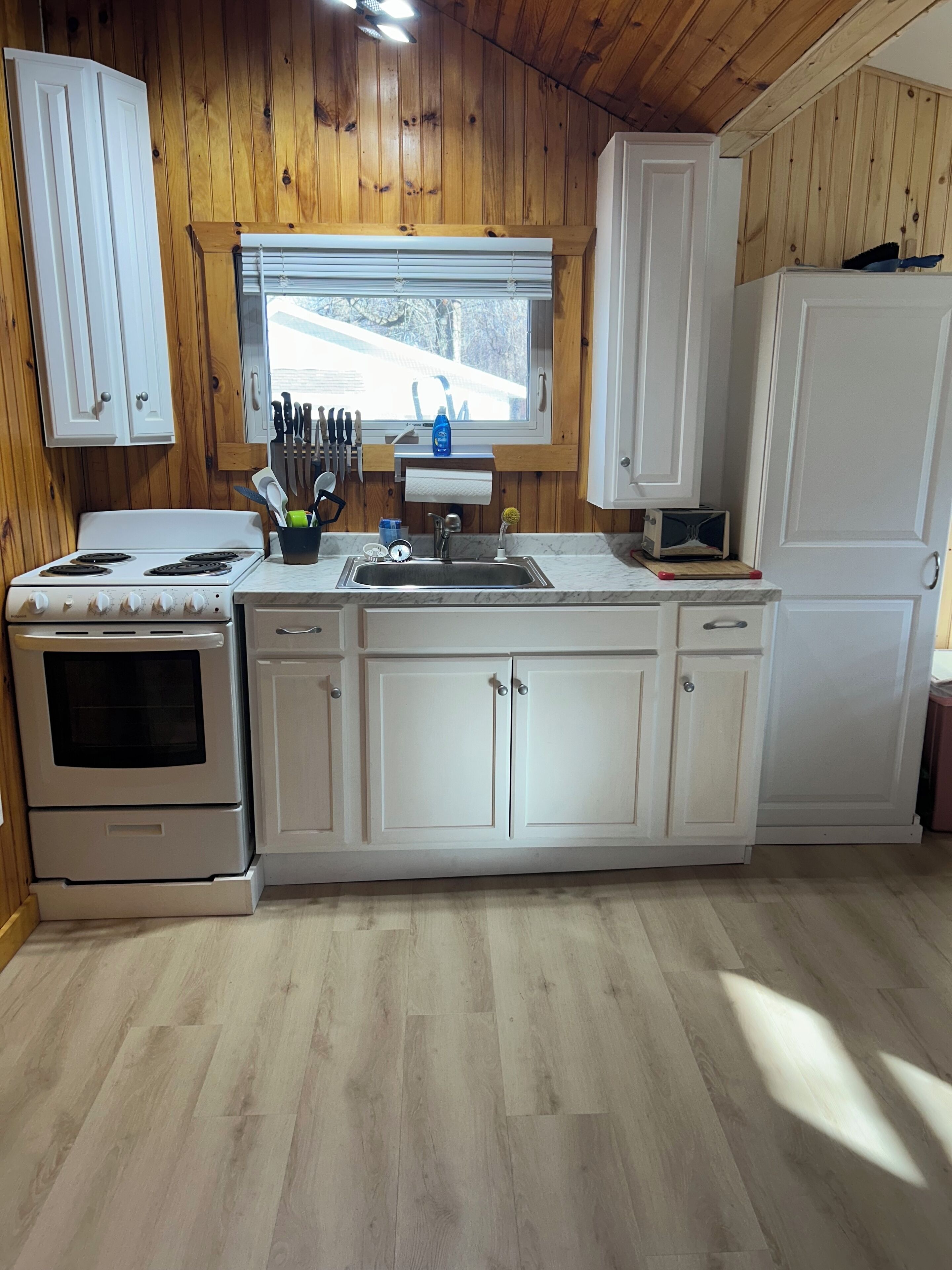 Fridge, microwave, stovetop, coffee/tea maker