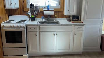 Frigorífico, microondas, placa de cocina y cafetera o tetera