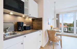 Kühlschrank, Mikrowelle, Herdplatte, Wasserkocher mit Kaffee-/Teezubehör