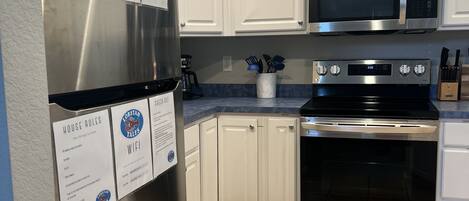 Réfrigérateur, four à micro-ondes, un four, surface de cuisson