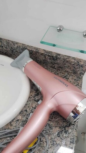 Douche, séchoir à cheveux, serviettes fournies, papier de toilette