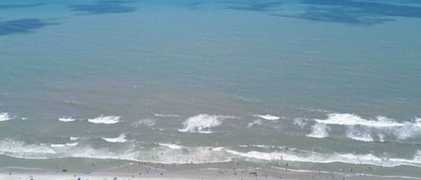 بالقرب من الشاطئ، كراسي للتشمس، مناشف للشاطئ