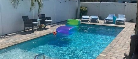 Alberca al aire libre y alberca climatizada