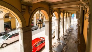 An outdoor café with stone columns and arches, tables, and chairs. - GuestHost - ★ Apt in the very center! 500 meters from Porta Nuova ★ (Torino)