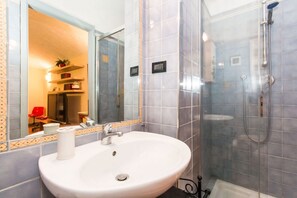 Douche, sèche-cheveux, bidet, serviettes fournies