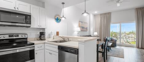 Een koelkast, een magnetron, een oven, een kookplaat