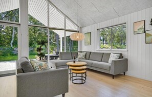 TV, fireplace, DVD player, table football - Beautiful home in Væggerløse with sauna (Væggerløse)