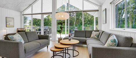 Fernseher, Kamin, DVD-Player, Tischfußball