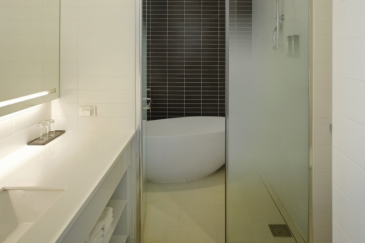 Dusche, Haartrockner, Hausschuhe, Seife