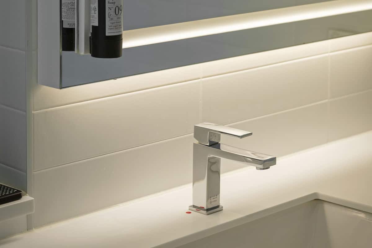 Dusche, Haartrockner, Hausschuhe, Seife