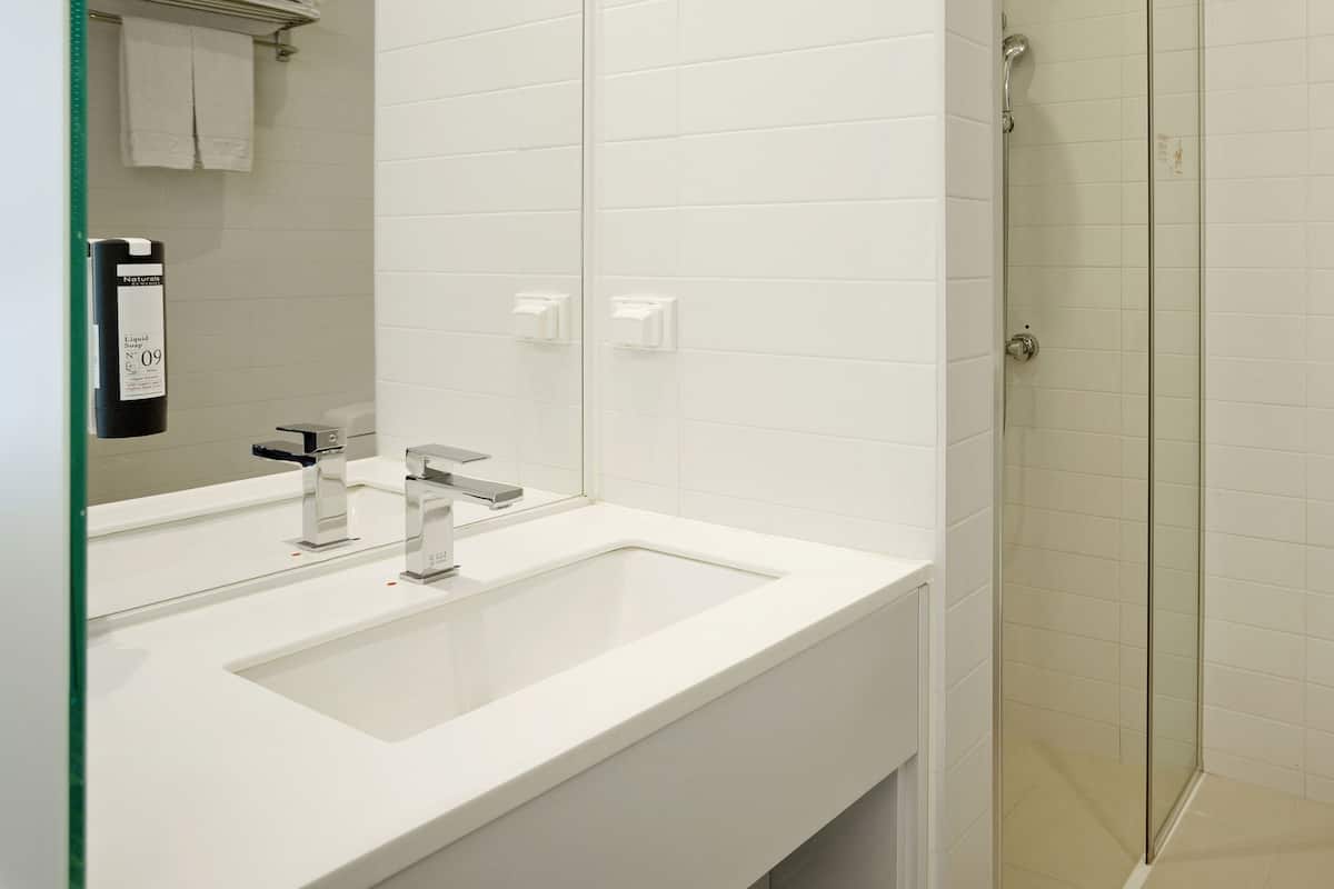 Dusche, Haartrockner, Hausschuhe, Seife