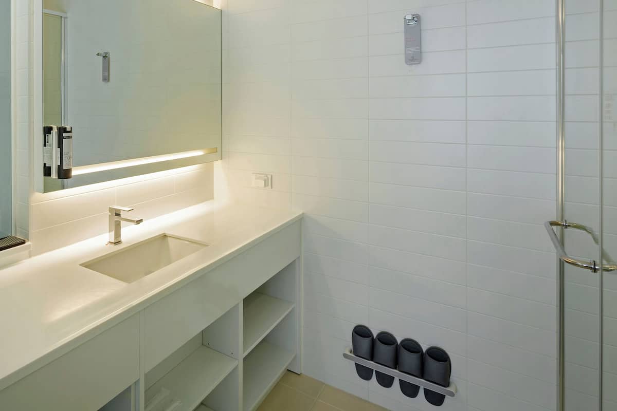 Dusche, Haartrockner, Hausschuhe, Seife