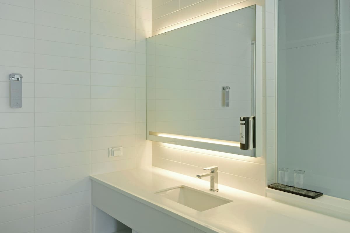 Dusche, Haartrockner, Hausschuhe, Seife