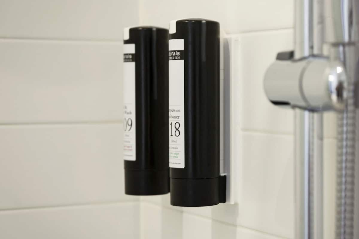 Dusche, Haartrockner, Hausschuhe, Seife