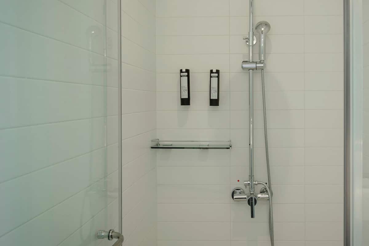 Dusche, Haartrockner, Hausschuhe, Seife