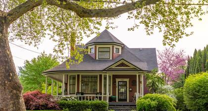 Cozy private apartment in a historic Victorian house close to downtown