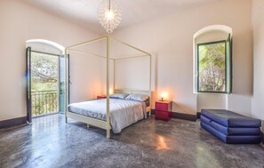 5 bedrooms, in-room safe, travel cot, free WiFi