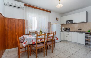 Frigorífic, placa de cuina i cafetera i tetera 