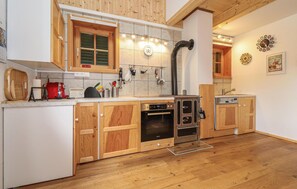 Kjøleskap, ovn, kokeplater og oppvaskmaskin