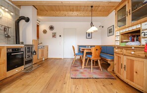 Kjøleskap, ovn, kokeplater og oppvaskmaskin