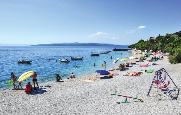 Guests can enjoy swimming and sunbathing on the pebbly shore.