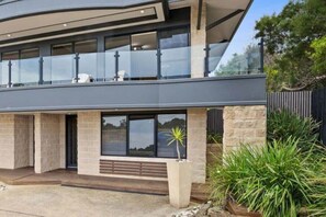 Exterior - On The Esplanade - Oceanfront Apartment (Torquay)