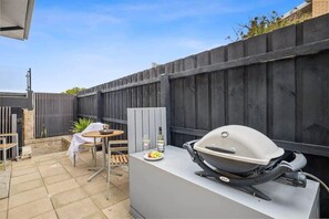 Outdoor dining - On The Esplanade - Oceanfront Apartment (Torquay)