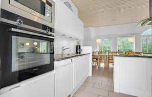 Fridge, oven, stovetop, dishwasher - Lovely home in Ulfborg with sauna (Ulfborg)