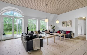 Smart TV, fireplace, DVD player
