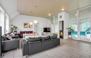 Smart TV, fireplace, DVD player